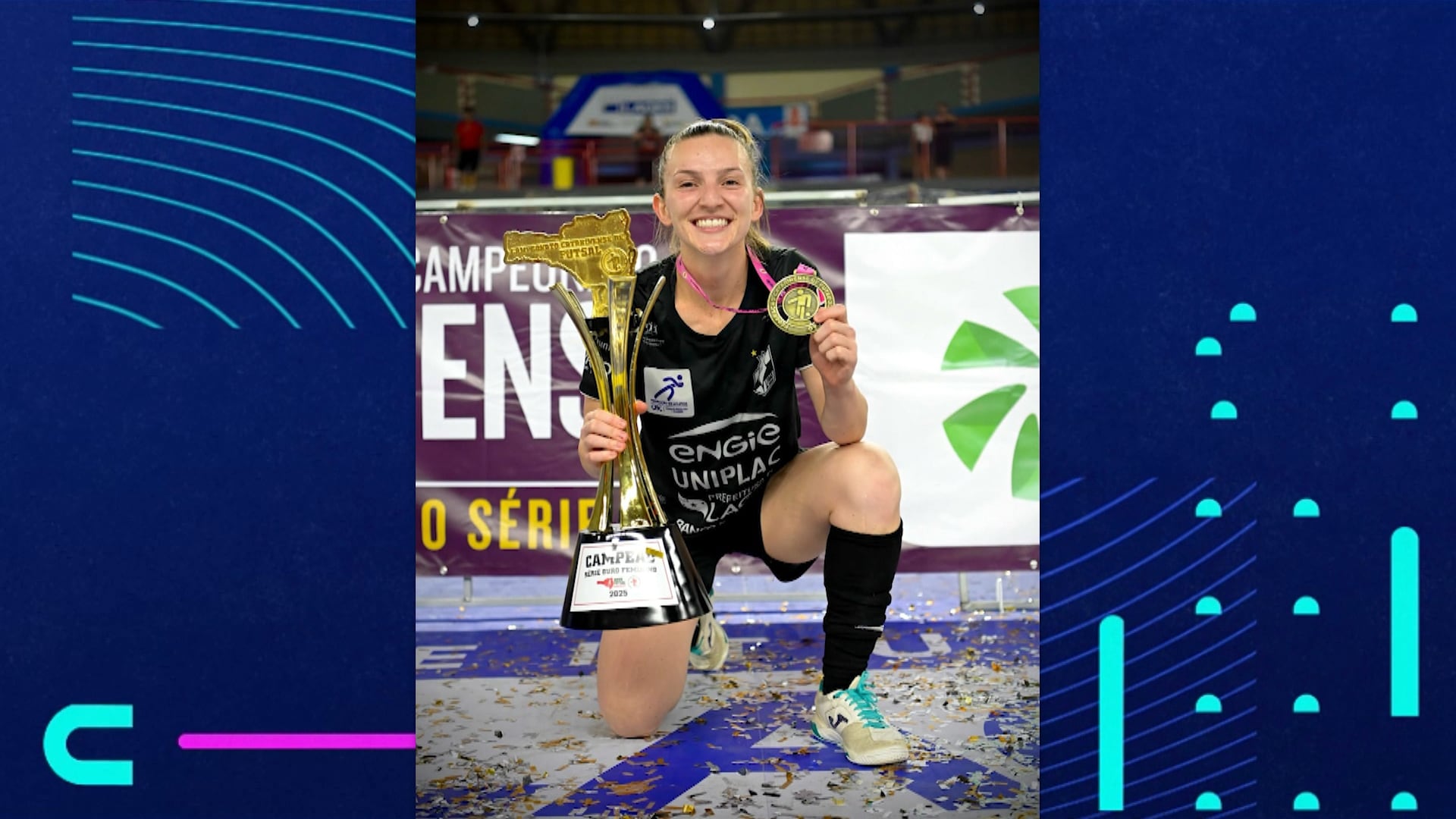 Jogadora de futsal feminino Luiza Bortolini ganha troféu