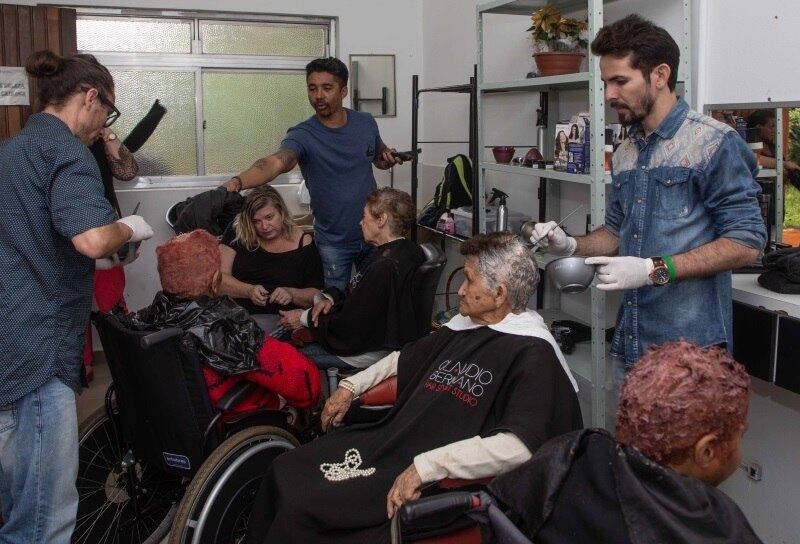 Germano costuma convidar outros profissionais para colaborar com o dia de princesa das moradoras do Lar Batuíra, na Zona Leste de São Paulo. E garante: todo mundo que vai, sai diferente do que chegou. 

Ronnie Cardoso, que trabalha com Germano em seu estúdio, diz que é gratificante participar. 

— É uma coisa tão simples e é tão importante para elas. É a chance de a gente fazer a diferença, e sempre me coloco no lugar delas. Como vai ser quando eu envelhecer? 