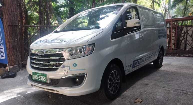 JAC E-JV5.5 conta com uma ampla grade frontal cromada e com grandes faróis na dianteira