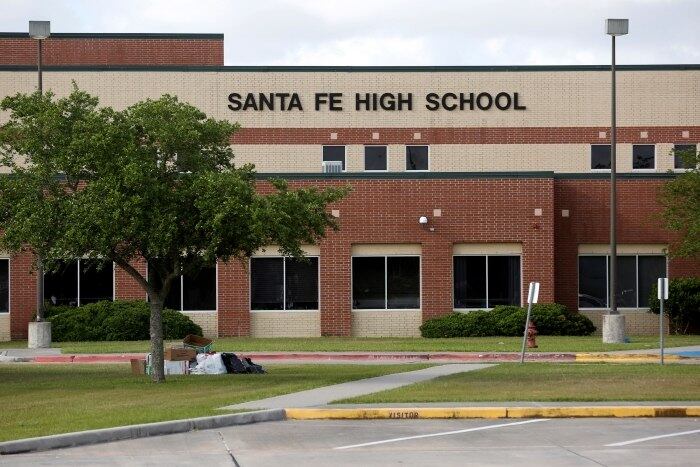 O segundo grande massacre em uma escola nos EUA ocorreu pouco mais de três meses depois de Parkland. Em 18 de maio, Dimitrios Pagourtzis, 17, entrou atirando em sua escola, a Santa Fe High School, no Texas, deixando 10 mortos. Ele teria usado uma espingarda e um revólver calibre 38 que pertenciam ao seu pai