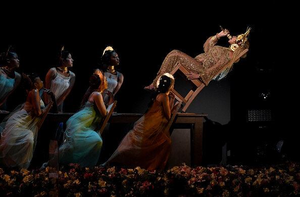 Em um dos momentos do show, Beyoncé quase foi derrubada da cadeira propositalmente