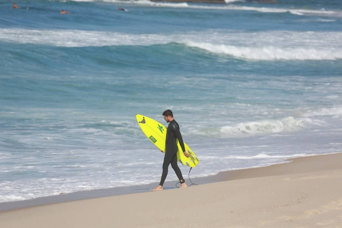 Cauã Reymond surfou no Recreio dos Bandeirantes nesta segunda-feira (21)