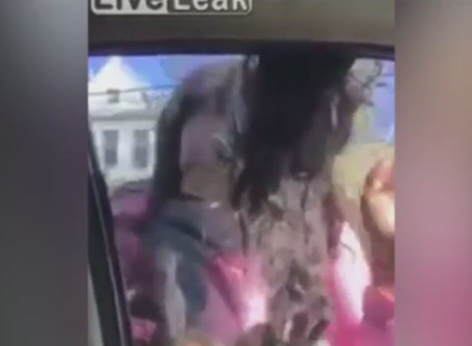 Por fim, aos 34 segundos de vídeo, o jovem para o veículo