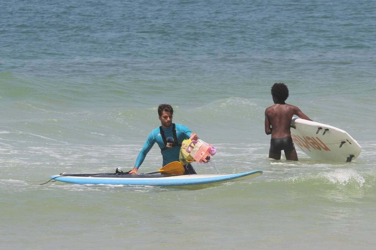 Bruno Gagliasso e Ricardo Pereira praticam stand up paddle na praia da Barra da Tijuca, no Rio