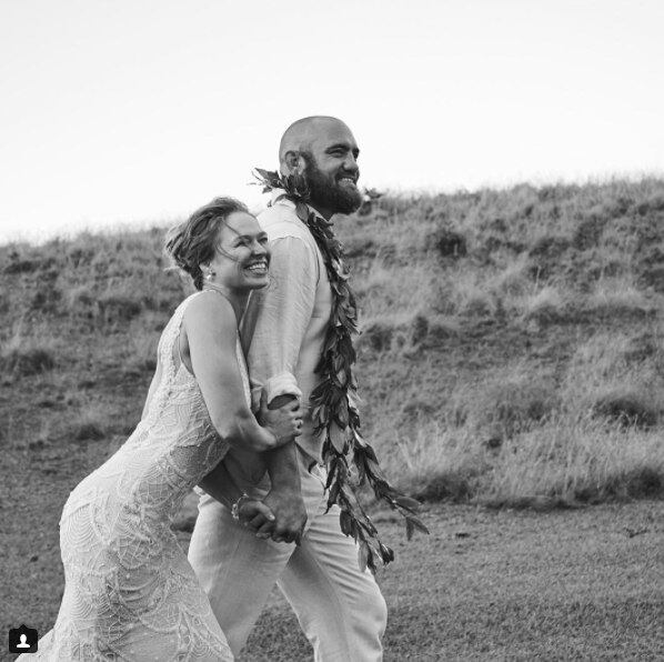 Ronda Rousey não é baixa - ela tem 1,70m. Seu marido, no entanto, mede 2,01m. A diferença de altura é visível