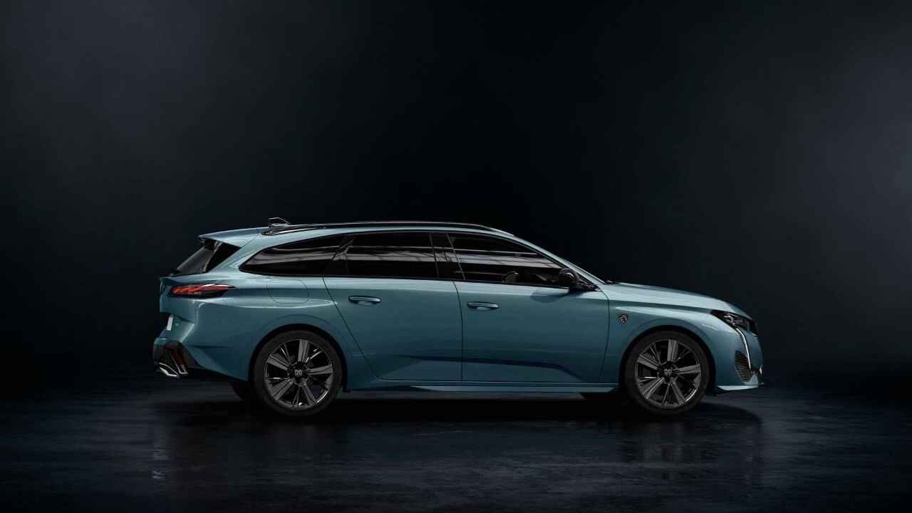 Está disponível a variante híbrida que combina motor 1.6 PureTech a gasolina, baterias de 12,4 kWh