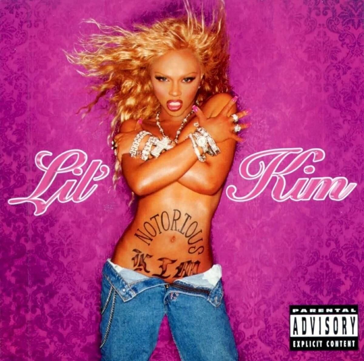 Lil’ Kim — Notorious Kim (2000)
Fotografada pelo famoso David LaChapelle, a capa do CD mostra a rapper toda poderosa e fazendo carão, além de estar sem blusa e com a calça aberta