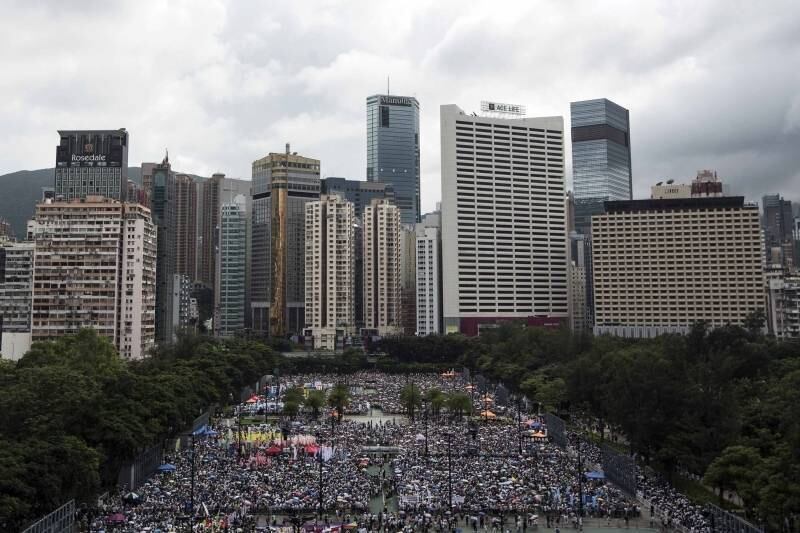 Muitos
dos manifestantes honcongueses de hoje
participaram nos passados dez dias de um referendo extra-oficial a favor da
livre eleição democrática de seu próximo líder político, que recolheu os votos
de um quarto do eleitorado, cerca de 800 mil pessoas, oito vezes a mais dos que
esperavam obter os organizadores