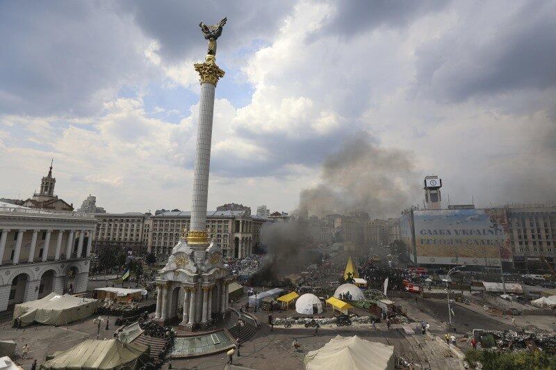 Barricadas incendiadas por
manifestantes pegam fogo na Praça da Independência em Kiev, na Ucrânia. As tensões
continuam no local que, em fevereiro, foi palco de intensos protestos contra
Moscou