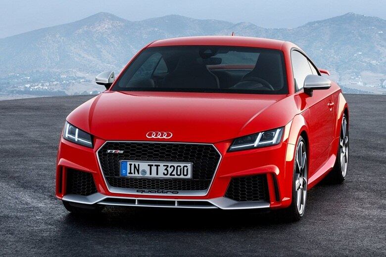 Na Europa, o TT RS dará as caras no segundo semestre, custando R$ 259 mil (66.400 euros) na versão cupê e R$ 269 mil (69.200) para a configuração conversível. Claro, isso em conversão simples