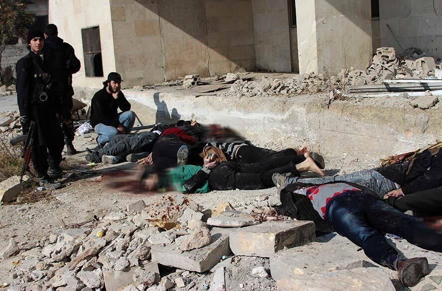 Segundo o OSDH, entre os rebeldes sírios
houve 198 baixas, que ocorreram durante os choques e em atentados cometidos com
carros-bomba por parte dos extremistas islamistas. O Estado Islâmico, por sua
parte, perdeu 131 membros mortos nos enfrentamentos armados, enquanto 47 foram
executados pelos rebeldes após serem presos em Jabal Zawiyah, em Idlib