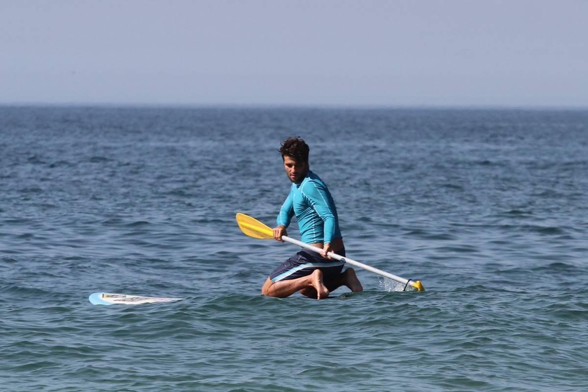 Bruno Gagliasso e Ricardo Pereira praticam stand up paddle na praia da Barra da Tijuca, no Rio