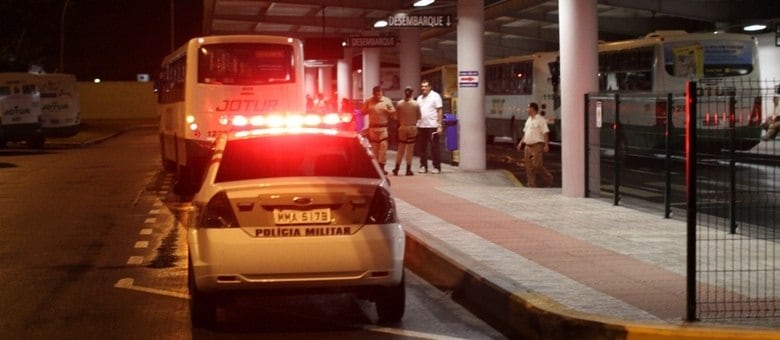 PM faz escolta de ônibus em Terminal da Palhoça, na madrugada desta quarta-feira (6). Em oito dias, foram registrados 60 ataques
