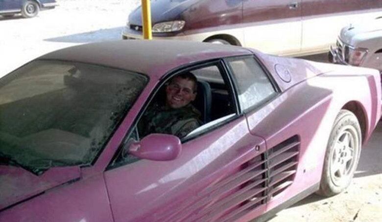 Ferrari Testarossa — Pela imagem, dá para notar um soldado dos EUA se divertindo dentro do modelo. O modelo reinou entre os anos 80 e 90. Este supercarro possui um motor central-traseiro 4.9 com cerca de 400 cavalos, capaz de chegar aos 100 km/h em 3,9 segundos e 290 km/h de velocidade máxima