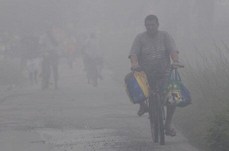 Moradores do bairro Vicente de Carvalho enfrentam a fumaça do incêndio no pátio de cargas do terminal alfandegário da Localfrio