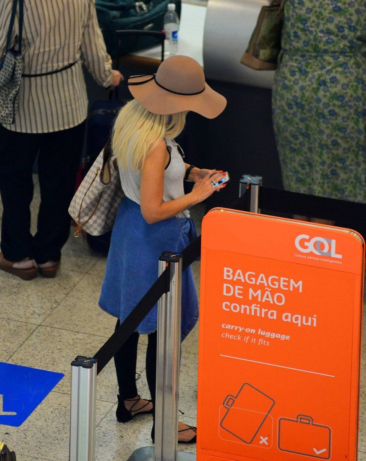 Após confusão, Antonia Fontenelle e Jonathan Costa embarcam no Rio de Janeiro