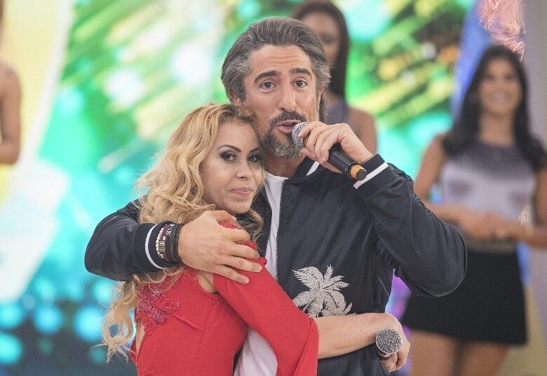 “Essa
emoção que eu sinto é uma emoção de alegria, uma emoção de amor. Ter o amor do
público é o que vale a pena. E eu me sinto muito honrado”, comemora o
apresentador ao lado de Joelma
•VÍDEO: Artistas que marcaram a história do Legendários participam do último programa nesta sexta (29)