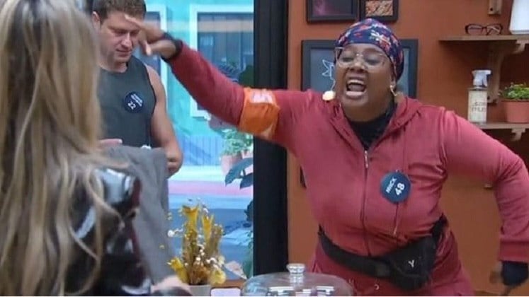 
A primeira grande treta a gente nunca esquece! Na ocasião,
Rayana Diniz ficou insatisfeita com um comentário de Niick Donato e alfinetou: "Você quer
conforto, só quer dormir na cama". A rival, então, disparou: "Se
estiver incomodada, me tire de lá". As duas se peitaram e precisaram ser
seguradas por outros participantes