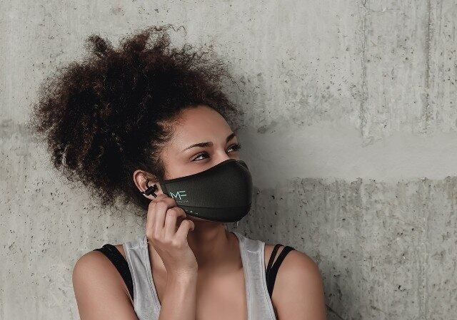 Pensando no contexto de pandemia, a empresa de telecomunicações Binatone lançou a Maskfone, uma máscara que contém fone e microfone sem fio. Mesmo com os dispositivos tecnológicos, o material pode ser higienizado na máquina de lavar