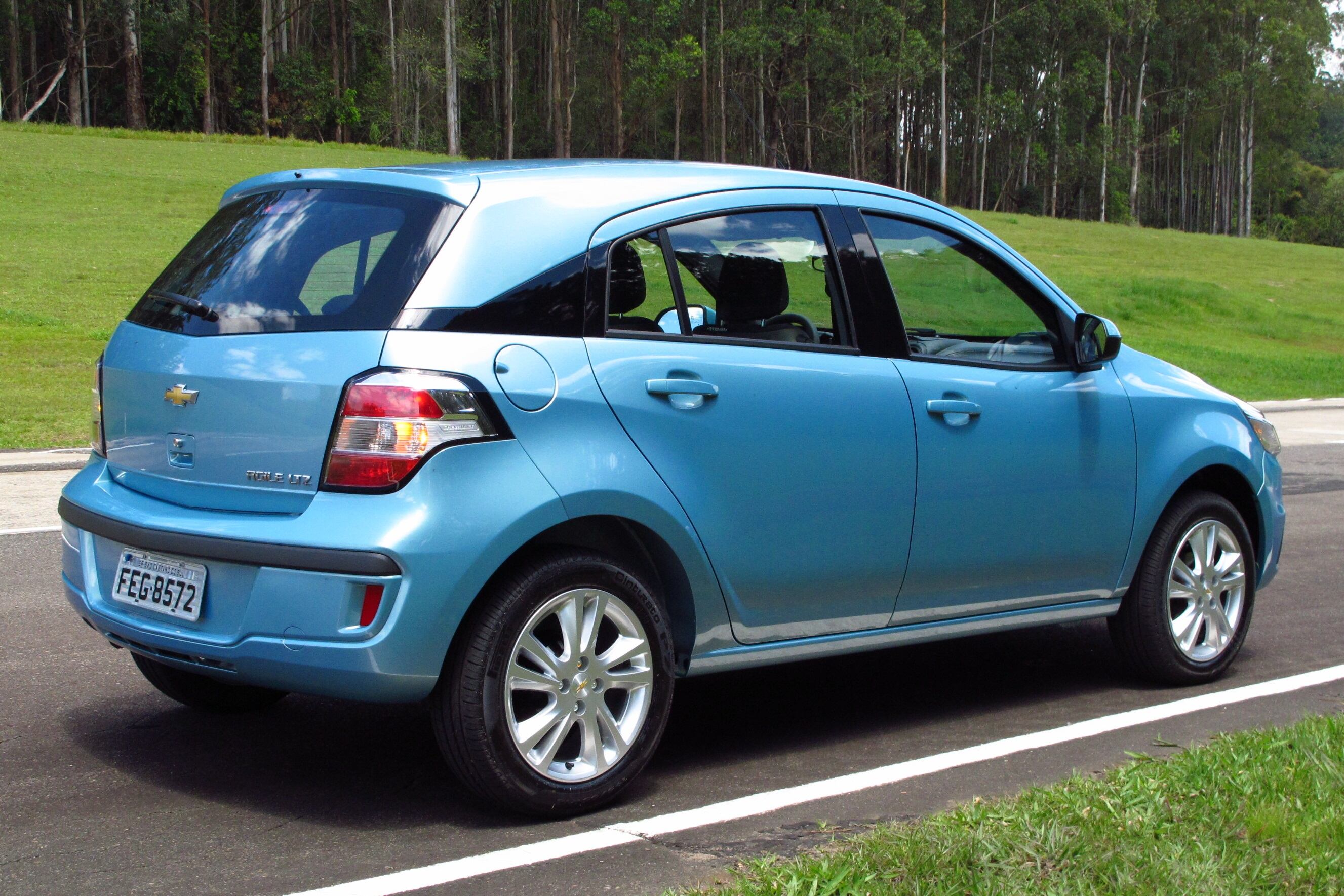 Com projeto defasado (sua plataforma é uma adaptação do Corsa lançado em 1994), o Agile também ganhou novos equipamentos para se equiparar com a concorrência cada vez mais moderna
Saiba tudo sobre carros! Acesse www.r7.com/carros