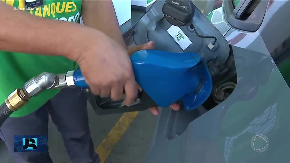 Preço do barril de petróleo fecha em queda nesta segunda (23) e contraria previsões do mercado