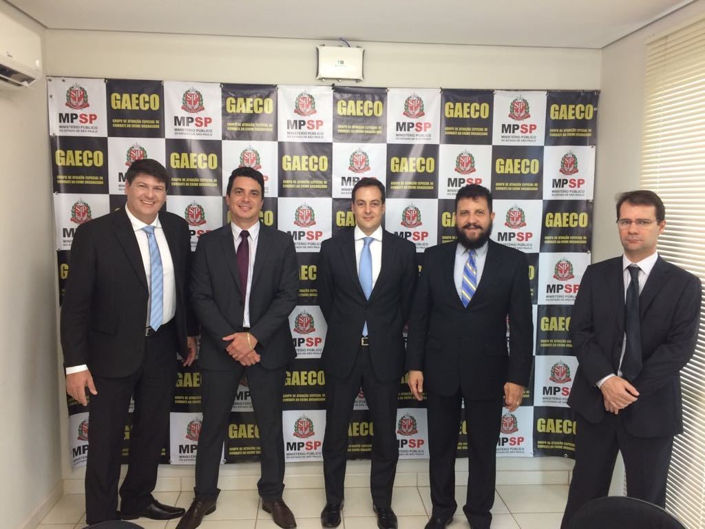 Zacarias Pagnanelli e Rodrigo Pagliani com a equipe do Gaeco