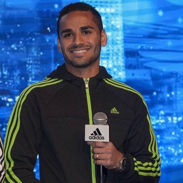 4— Patrocinado por uma importante marca de materiais esportivos, Douglas também aproveita sua estadia na Europa, entre um título e outro, para dar entrevistas e participar de eventos publicitários durante os feriados espanhóis