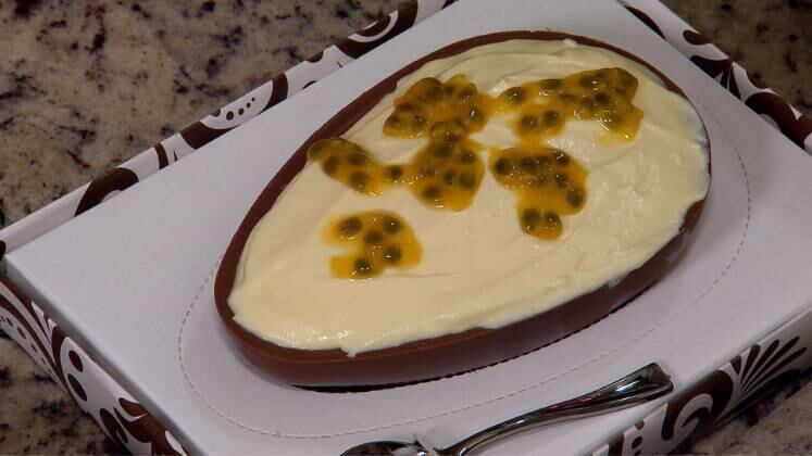 Ingredientes (recheio mousse de maracujá)
150g de chocolate branco derretido
100g de creme de leite
100 ml de leite condensado
50 ml de suco natural de maracujá
150 ml de chantilly batido 

Modo de preparo
Derreta o chocolate e misture todos os ingredientes delicadamente. Depois, despeje na casca do chocolate