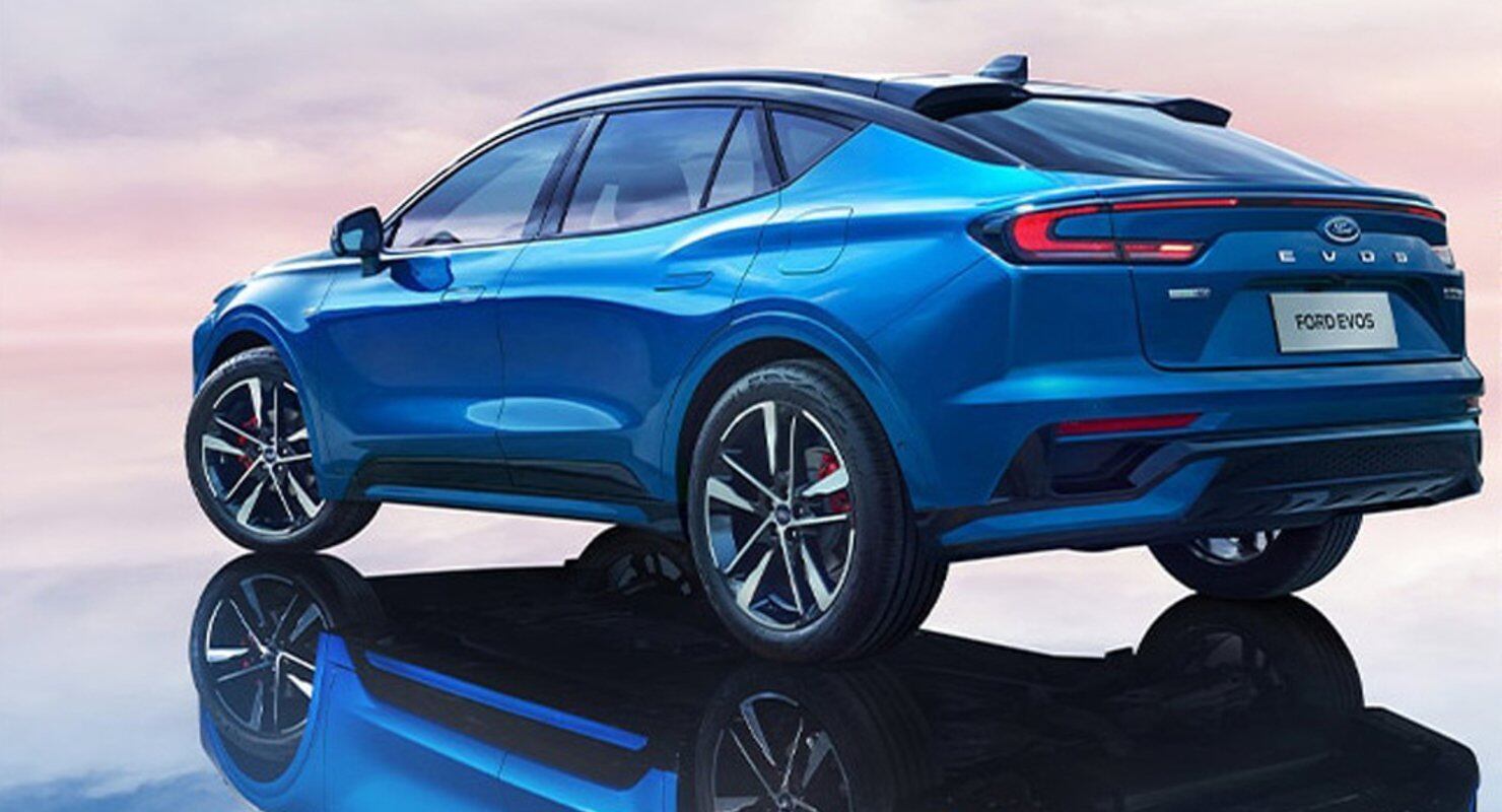 Traseira elevada com lanternas unidas em uma peça única e "C" invertido dão tom esportivo ao EVOS