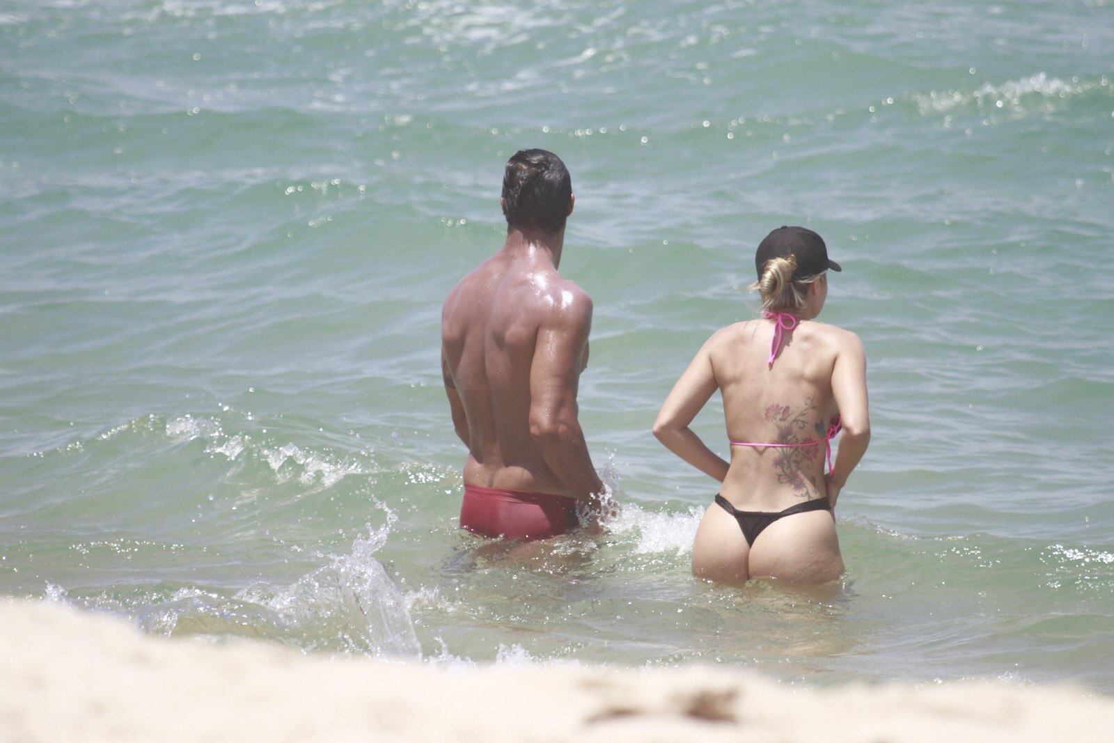 O casal também se refrescou tomando banho de mar