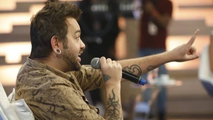 Sander Mecca
O ex-peão assumiu que, em muitos momentos, ficou "em cima do muro" durante o confinamento, tentando não entrar em embates com ninguém: "Admito que eu estava um pouco medroso". Além disso, durante a rodada de perguntas, Sander não perdeu a oportunidade de criticar Márcia Fu, o seu maior desafeto dentro da sede