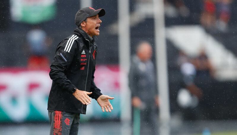Técnico Paulo Sousa na beira do campo em seu primeiro clássico