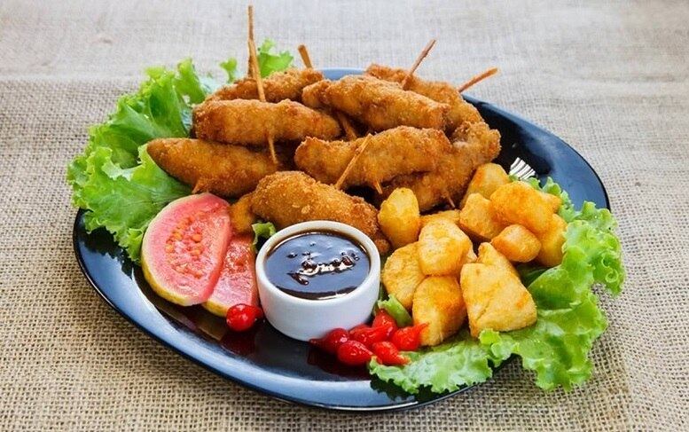 Bar Pompéu
Prato - Enroladin do Pompéu: enrolado de lombo recheado com bacon, servido com molho agridoce de goiaba com abacaxi.
Endereço: rua São Miguel, 1243 - Itapoã