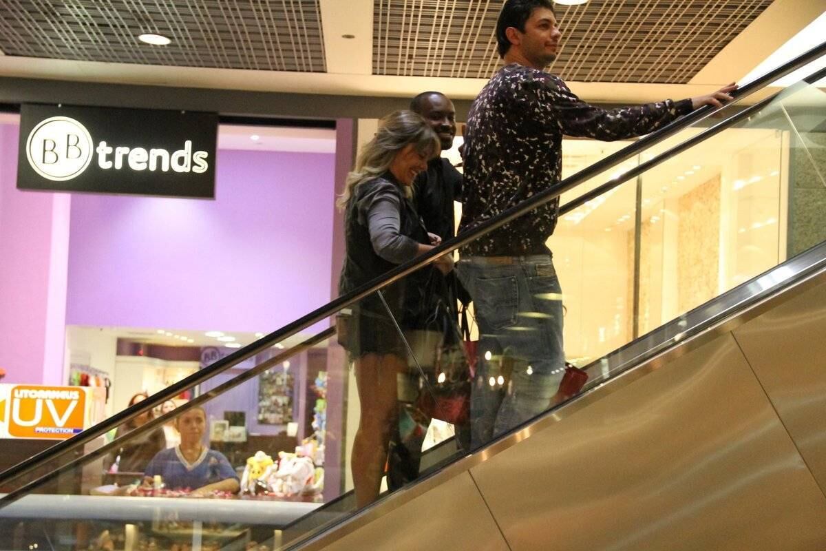 O casal não se incomodou com a presença dos fotógrafos