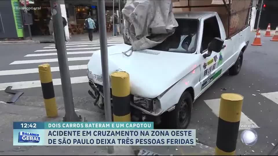 Dentro da Notícia: Motorista foge após furar semáforo e bater em carro de coleta de recicláveis