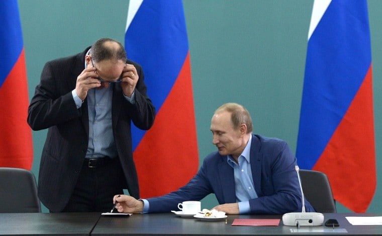 Putin, no entanto, rebate mais uma vez, sempre que é
questionado. E apela para o que considera seu lado altruísta.


— Sou o homem mais rico não apenas da Europa, mas do mundo. Coleciono emoções.
Sou rico, porque o povo russo, por duas vezes, me confiou a liderança de uma
grande nação
