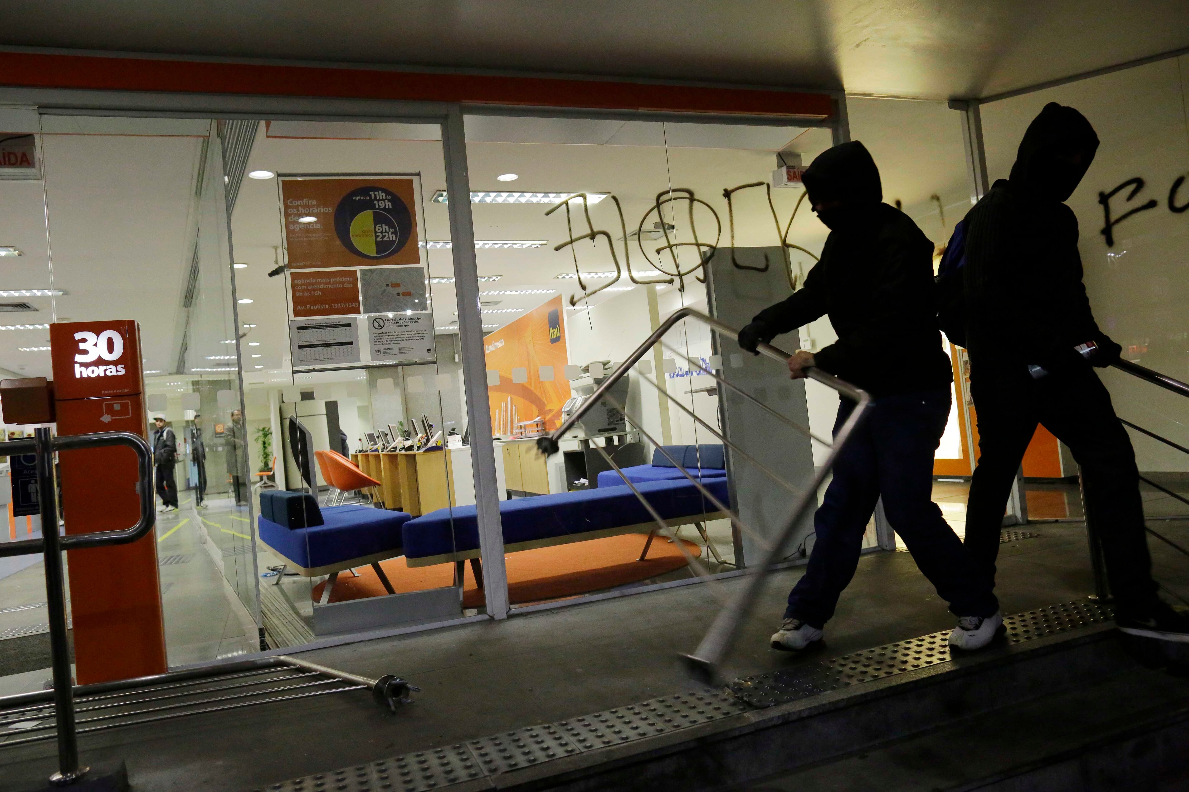 Alguns integrantes do protesto chegaram a quebrar vidros e corrimões, móveis e caixas de agências bancárias. O grupo saiu do vão do Masp e seguiu em direção ao Paraíso