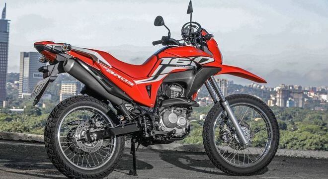 Suspensão de longo curso, motor de 160cc Flex e freios combinados na Honda NXR Bros SE