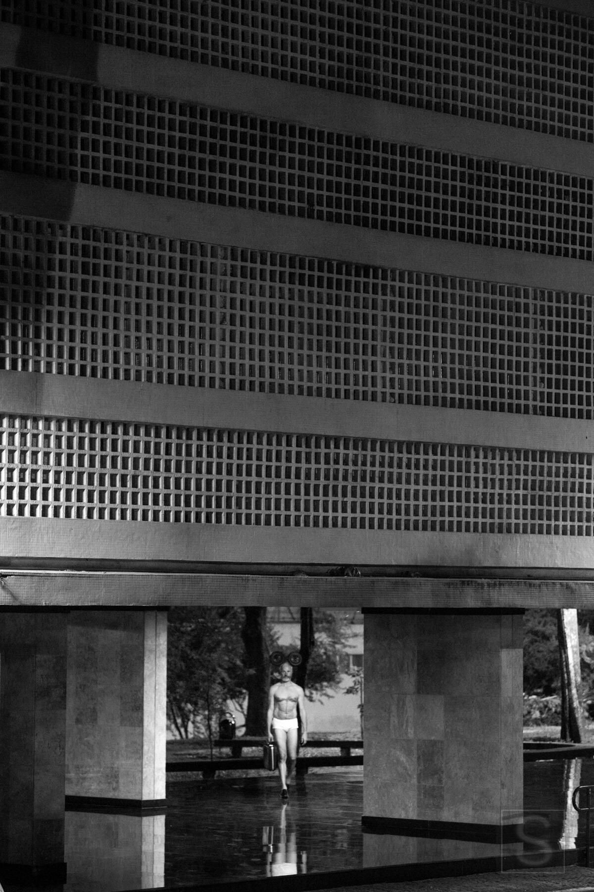 — Esses três elementos juntos criam um personagem bastante único, e o
resultado está aberto a interpretações, nada é ditado, é apenas um convite à
reflexão