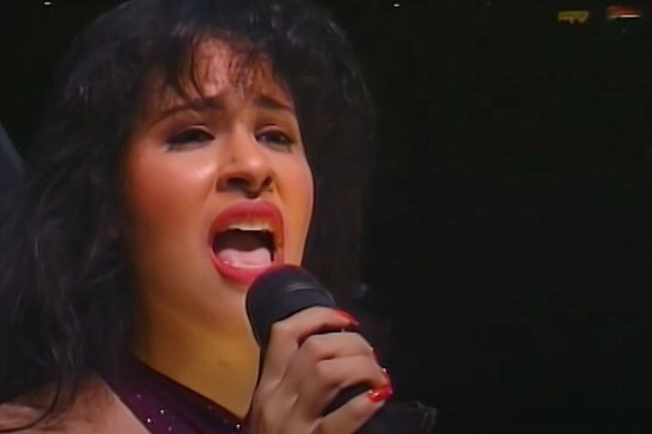 Selena Quintanilla-Pérez - Americana de ascendência mexicana, eleita pela Billboard a