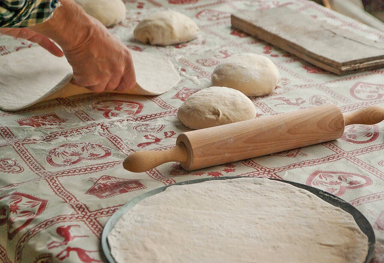 Quem defende os utensílios de madeira, também destaca que eles deixam a comida até mais saborosa. Por outro lado, as madeiras podem soltar pequenas farpas e as ingerirmos.