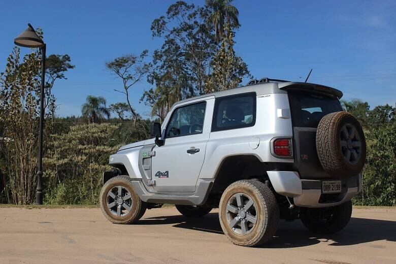 Feito para os amantes do off-road, o novo Troller T4 chega nas
concessionárias em agosto com preço inicial de R$ 110.990,
aproximadamente 15% mais caro que a versão atual. O modelo, porém,
tentará justificar o valor mais salgado com design, equipamentos
inéditos, melhor acabamento da cabine e o motor 3.2 diesel de 200 cv da Ford Ranger
