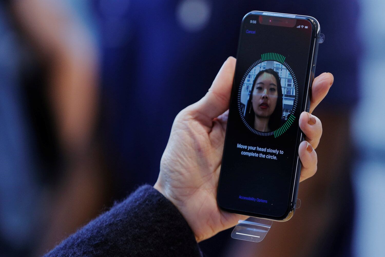 Alguns analistas de tecnologia questionam se o iPhone X justifica todo esse frenesi, uma vez que a principal inovação tecnológica diz respeito ao sistema de reconhecimento facial avançado, o FaceID, que permite a criação de emojis animados
