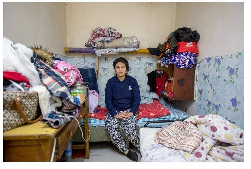 No começo deste ano, os meios de comunicação estatais informaram que 120 mil pessoas tinham sido desalojadas de suas residências subterrâneas na capital chinesa. "As condições higiênicas não estão ruins". Segundo narrou o jovem, uma mulher limpava todos os dias as áreas comuns assim como os banheiros masculinos e femininos, dotados com cinco privadas e cinco chuveiros cada um