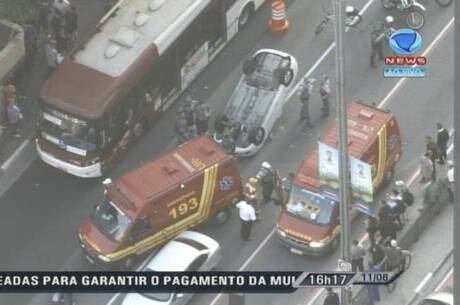 Uma pessoa ficou levemente ferida, segundo os bombeiros