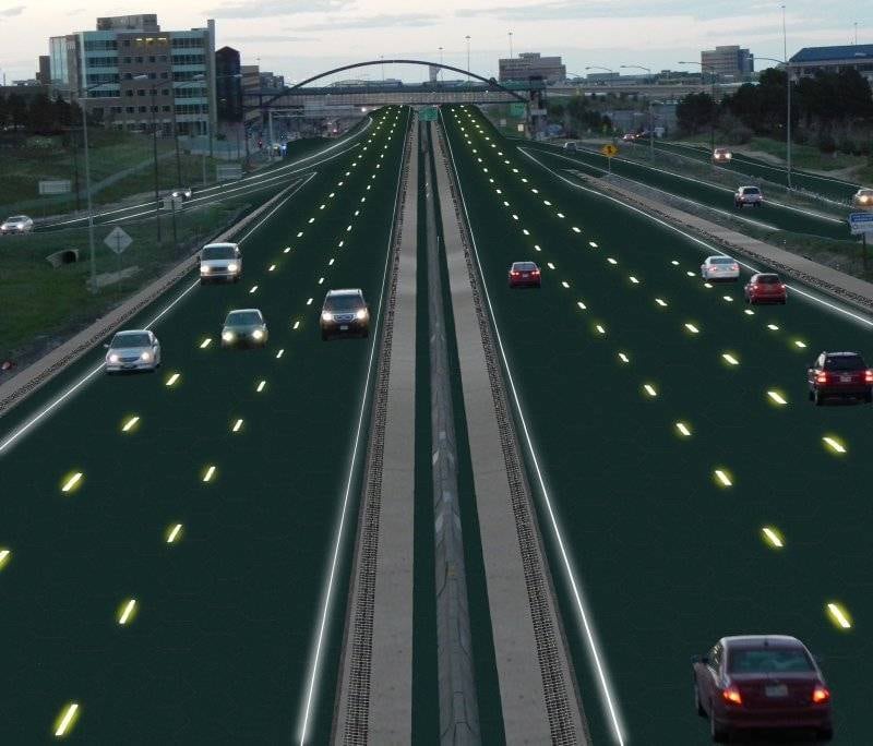 Chamadas de Solar Roadways – algo como "Estradas Solares", em português – a superfície da telha de vidro desenvolvida pelos engenheiros é capaz de atender a todos os requisitos de peso, tração e durabilidade para uma estrada