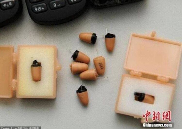 Alguns estudantes usaram uma caneta que tinha a função de enviar perguntas do teste para outro local e as respostas eram emitidas de volta via receptores de ouvido



