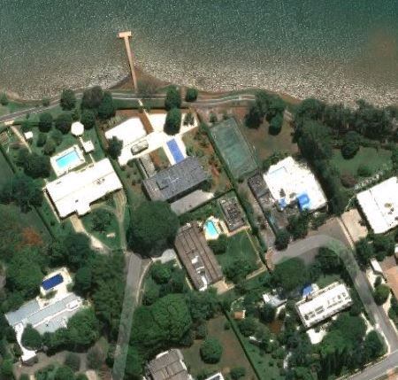 A residência oficial do ministro da Casa Civil está bem no centro da imagem. Ela fica no fundo da quadra, em uma área muito segura e tem uma piscina além de uma segunda construção ao fundo. Originalmente a Península dos Ministros só tinha residências oficiais de ministros de Estado, presidentes da Câmara e do Senado e comandantes das Forças Armadas.

Mas os imóveis começaram a ser vendidos ainda no governo Collor e a área passou a ser mista, com residências oficiais e casas particulares. Por sua localização privilegiada o metro quadrado aqui pode custar até R$ 15 mil. Uma casa na mesma quadra está anunciada atualmente por R$ 14 milhões