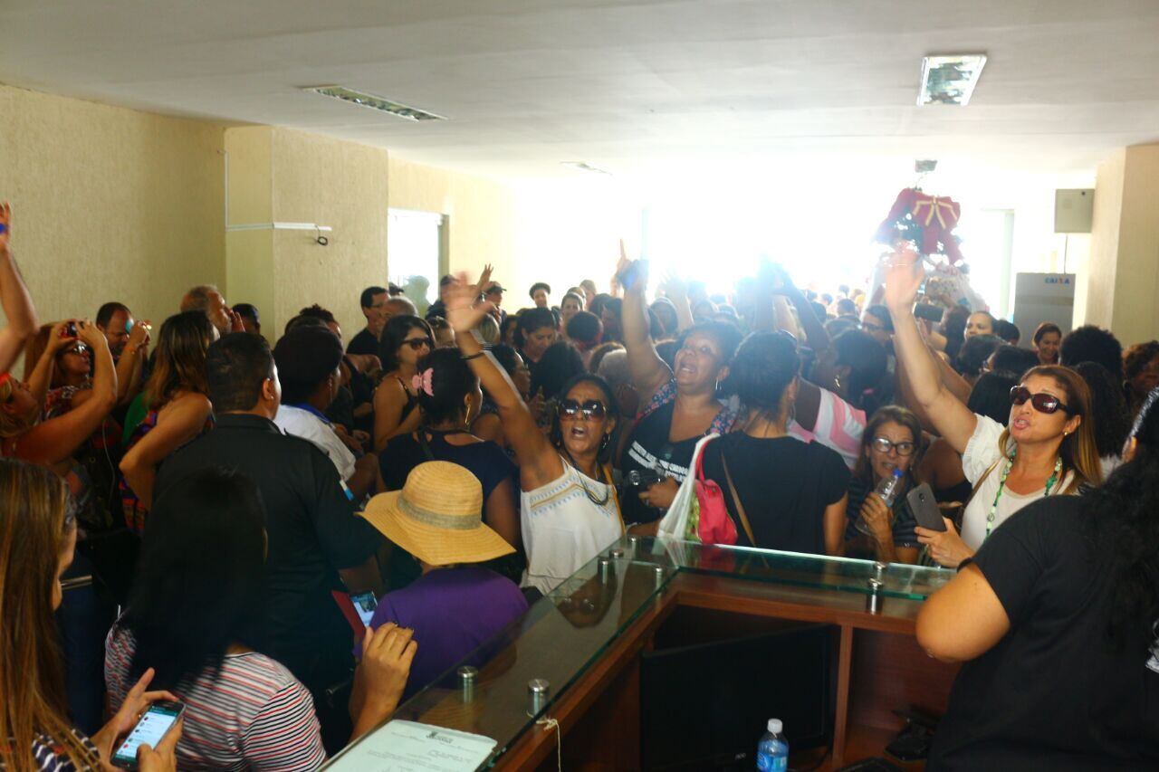 Professores estão em greve desde o início do mês
