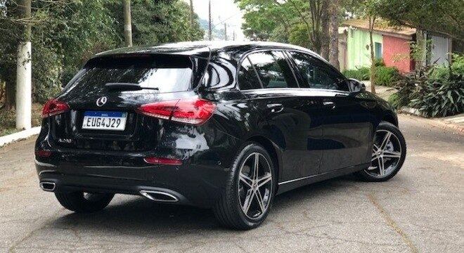 Traseira é digna de um hatch esportivo: rodas são aro 18 com rodas de liga leve específicas da versão